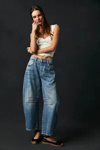 Casual loose mid-waist barrel leg denim jeans for women in stylish light blue wash