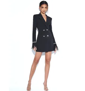 Vue détaillée d'une robe blazer noire avec garniture en plumes et boutons cristal