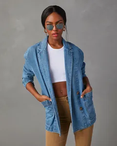 Detailansicht eines gewaschenen blauen Denim-Blazers mit großen Vordertaschen.