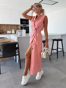 Vue d'ensemble de la robe longue en jean rose sans manches avec boutonnage et ceinture