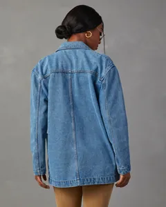 Rückansicht einer modisch gewaschenen blauen Denim-Blazer-Jacke für Damen mit Nähten