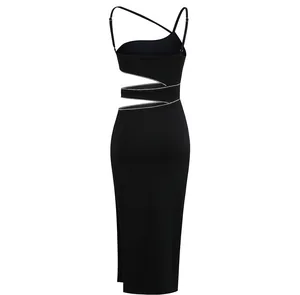 Detail van zwarte nauwsluitende bodycon jurk met strass ketting uitsparingen en zijsplit