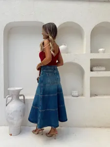 Volledig achteraanzicht van retro denim maxi-rok met hoge taille en A-lijn met panelen