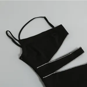 Detail van een zwarte jurk met elegante glinsterende strass-kettingen versiering