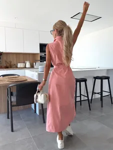 Vue arrière d'une robe mi-longue en jean rose sans manches avec ceinture, style moderne.
