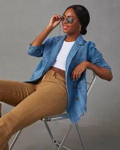 Detailansicht eines stylischen gewaschenen blauen Denim-Blazers für Damen im Casual-Look