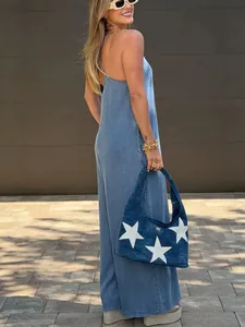 Tuta casual in denim lavato blu da donna con spalline sottili e gamba dritta.