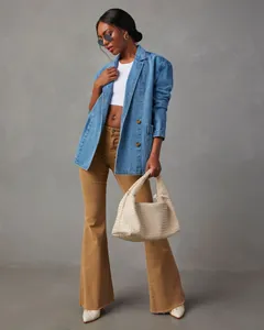 Professionelle Ganzkörperaufnahme eines modischen blauen Denim-Blazers für Damen