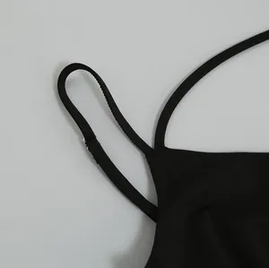 Detailopname van de verstelbare dunne zwarte schouderband op een elegante jurk.