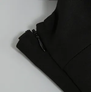 Gedetailleerde macro-opname van een onzichtbare rits op een zwarte bodycon jurk