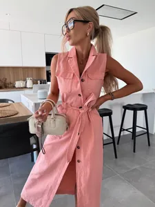 Robe longue en jean rose sans manches avec une taille à nouer et boutons sur le devant