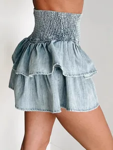 Hellblauer Jeans-Stufenrock mit hoher, gesmokter Taille und verspielten Rüschen für den Sommer