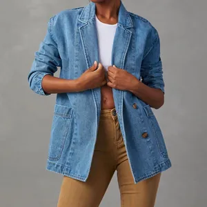Stilvoller gewaschener blauer Denim-Blazer für Damen mit zweireihigen Knöpfen und Taschen