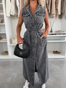 Vue complète d'une robe longue en jean sans manches avec ceinture et boutons devant