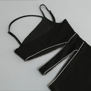 Detailopname van sexy zwarte jurk met strassteentjes en modieuze uitsnijdingen.