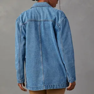 Modischer gewaschener blauer Denim-Blazer für Damen in der Rückansicht im Casual-Stil