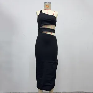 Detail van sexy zwarte midi-jurk met één schouder, uitsnijdingen en strass-steentjes
