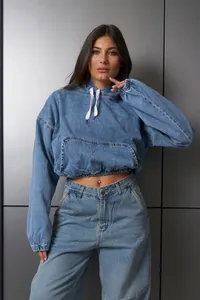 Sudadera corta de denim azul lavado con cordón ajustable y puños elásticos modernos