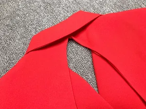 Vue en gros plan sur le dos nu et le détail du col d'une robe de tailleur rouge vif