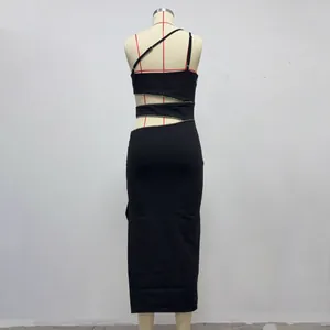 Achteraanzicht zwarte bodycon jurk met strass ketting uitsparingen en zijsplit