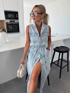 Robe longue élégante en jean bleu clair sans manches avec ceinture réglable et boutons