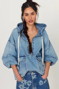 Gros plan sur un sweat à capuche en jean délavé ample pour femme en automne