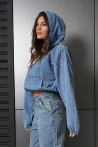 Vista lateral de una sudadera con capucha de mezclilla lavada casual para mujer