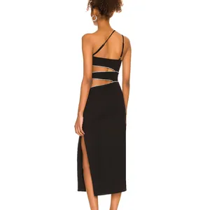 Elegante zwarte nauwsluitende midi-jurk met sexy uitsnijdingen en strass-ketting
