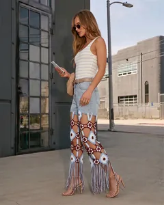 Detalle del diseño bohemio hecho a mano con ganchillo y flecos en estos vaqueros rectos