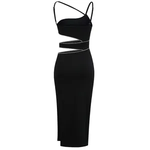 Elegante sexy zwarte bodycon midi-jurk met strass-ketting uitsnijding en split.