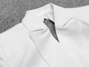 Détail de robe blazer blanche dos nu montrant le col et la découpe dans le dos