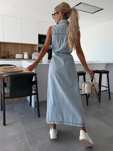 Vue de dos d'une robe longue en jean sans manches bleu clair avec ceinture à nouer