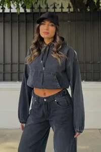 Sudadera corta con capucha de mezclilla negra lavada y pantalones vaqueros anchos