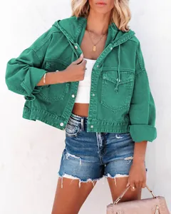 Modische smaragdgrüne Jeansjacke mit Kapuze, Kordelzug und lockerem Streetwear-Look