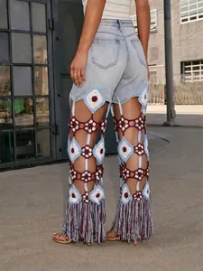 Vaqueros únicos de estilo bohemio con recortes de ganchillo y los flecos al bajo