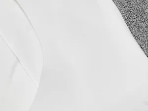 Vue macro de la texture du tissu blanc avec des coutures précises en gros plan