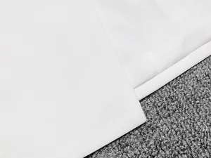 Gros plan de haute qualité montrant la texture du tissu blanc lisse et la couture d'une robe blazer