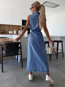 Vue arrière d'une robe maxi longue en jean sans manches avec taille nouée et boutonnage