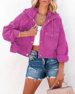 Detailaufnahme einer modischen magentafarbenen Jeansjacke mit Kapuze und Kordelzug.