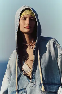 Sweat à capuche en jean oversize à demi-zip avec des cordons de serrage couleur crème.