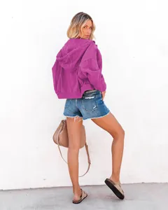 Rückansicht einer leuchtend magentafarbenen Jeansjacke mit Kapuze im lockeren Streetwear-Stil