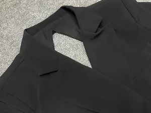 Vue détaillée d'une robe blazer noire dos nu avec une découpe géométrique élégante