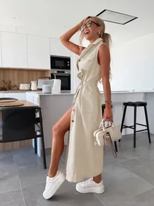 Longue robe en jean sans manches avec boutonnage et ceinture dans une cuisine moderne.