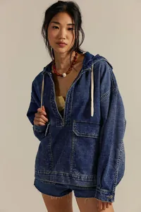 Vue détaillée du sweat à capuche en jean délavé pour femme avec fermeture éclair