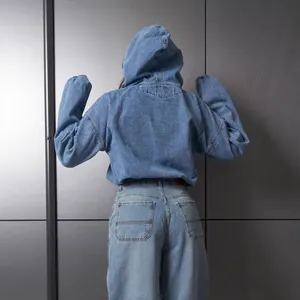 Veste en jean délavée à capuche et manches longues pour femme, vue de dos complète