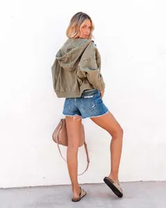 Rückansicht einer stylischen olivgrünen Jeansjacke mit Kapuze im modischen Oversize-Look