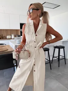 Détail de la robe longue en jean blanc cassé avec boutons et ceinture à la taille
