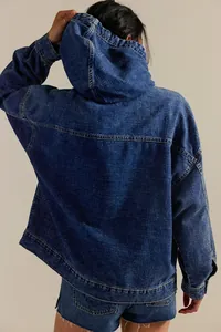Vue arrière d'une veste en jean à capuche délavée ample avec des détails de texture