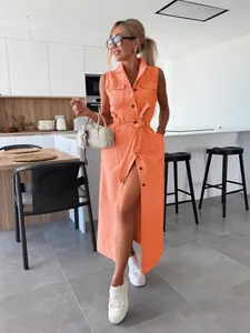 Élégante robe longue en denim orange sans manches avec ceinture nouée et boutonnage avant.