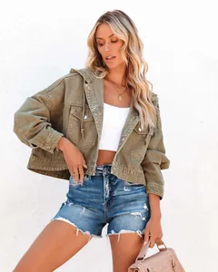 Moderne Oversized Denim-Jacke in Olivgrün mit Kapuze und Kordelzug für den Streetstyle.